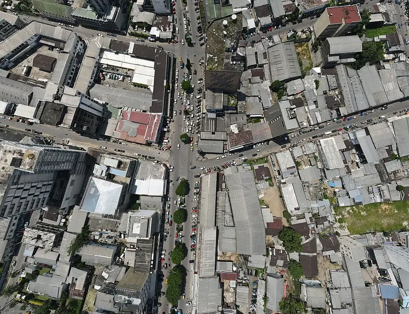 Vue aérienne du boulevard de la Liberté à Douala