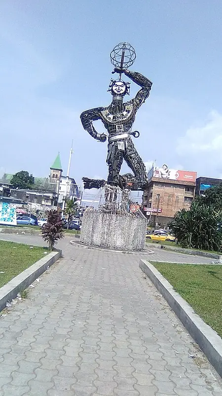Monument de la Nouvelle Liberté au rond-point de Deido, à Douala
